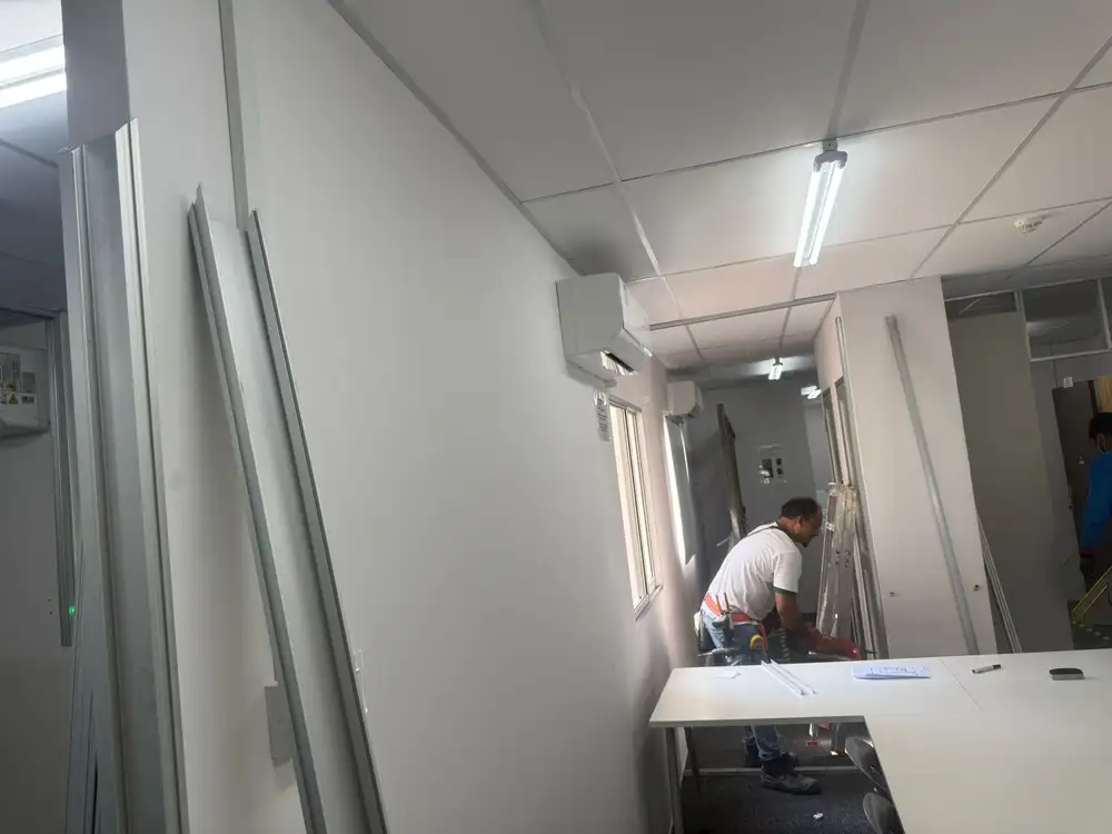Chemical overhaul aircon Singapore technician